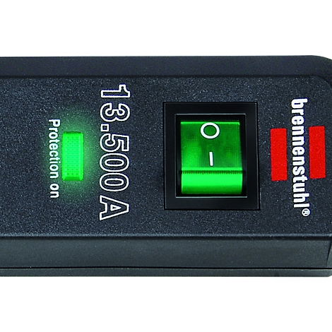 Gros plan d'une multiprise noire avec éclairage vert et un interrupteur à bascule, inscription 13.500A.