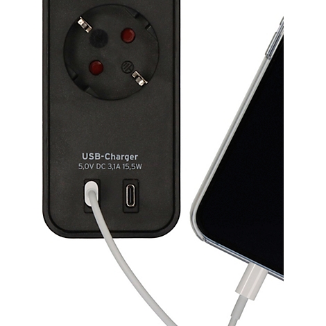 Zwarte USB-oplader met een telefoon aangesloten. De oplader zegt: "USB-Charger 5,0V DC 3,1A 15,5W".