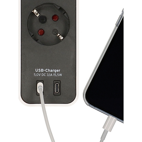 Een zwarte USB-lader met een witte kabel die is aangesloten op een mobiele telefoon. Boven een stopcontact, daaronder USB-poorten.