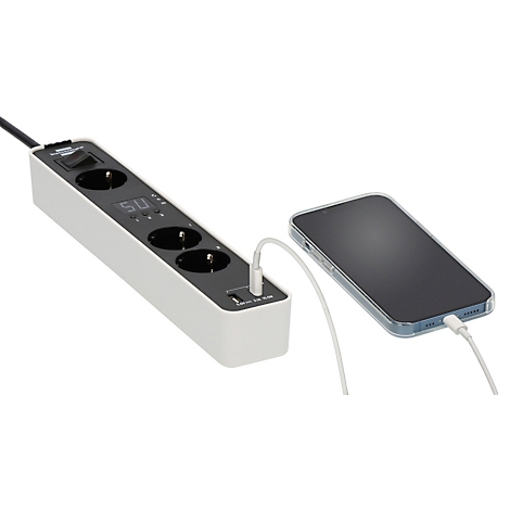 Een witte stekkerdoos met een aan/uit-schakelaar en display, waar een smartphone aan wordt opgeladen.