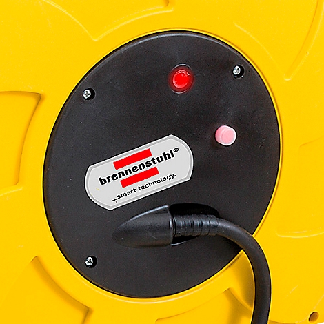 Détail d'un enrouleur de câble, avec le logo Brennenstuhl, un voyant rouge et un bouton rose.