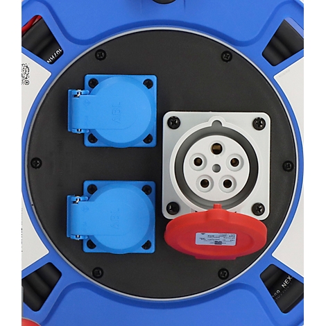 Gros plan d'une enrouleur de câble bleu avec des prises bleues et rouges et une prise CEE blanche.