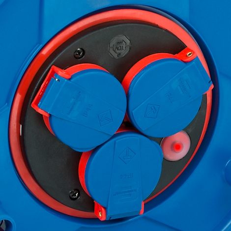 Gedetailleerd beeld van een blauw stopcontact met rode en zwarte accenten, drie blauwe stopcontacten.