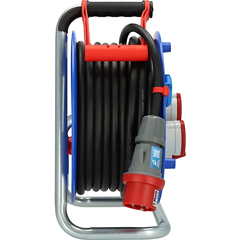 Kabelhaspel met rode stekker. De haspel is blauw, de handgreep rood en zwart. Het frame is zilver.
