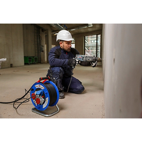 Panneau rond rouge avec inscription blanche : VDE 0100 Partie 704.