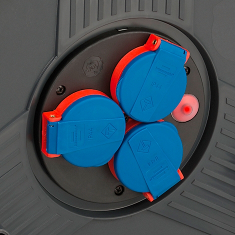 Gros plan de trois prises bleues avec des éléments orange sur fond sombre.