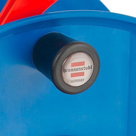 Gros plan d'une pièce bleue avec un bouton cylindrique noir. On peut lire "brennenstuhl", en dessous deux barres rouges et "GERMANY".
