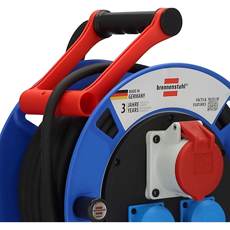 Blaue Kabeltrommel mit rotem Griff und 30 m Kabel. Zwei blaue und ein grauer Steckeranschluss. Schwarzes Kabel ist teilweise abgerollt.