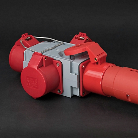 Rode industriële connector met grijze behuizing, tegen een zwarte achtergrond.