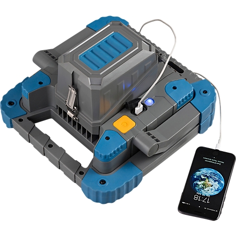 Grau-blaues Ladegerät mit Ladeanschluss. Ein Smartphone wird aufgeladen.