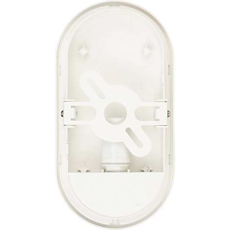 Een heldere, ovale wandlamp verlicht een muur, daarachter een tuin met een hut op de achtergrond.
