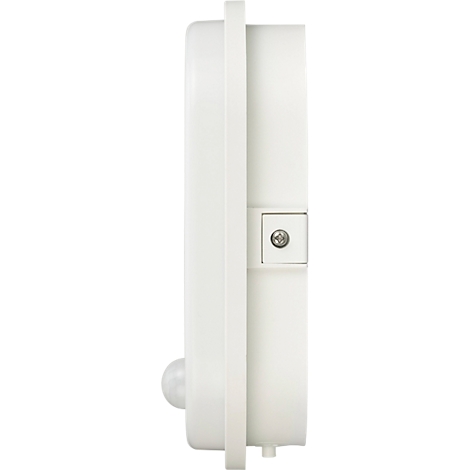 Detailopname van een witte, ronde wandlamp met beugel.