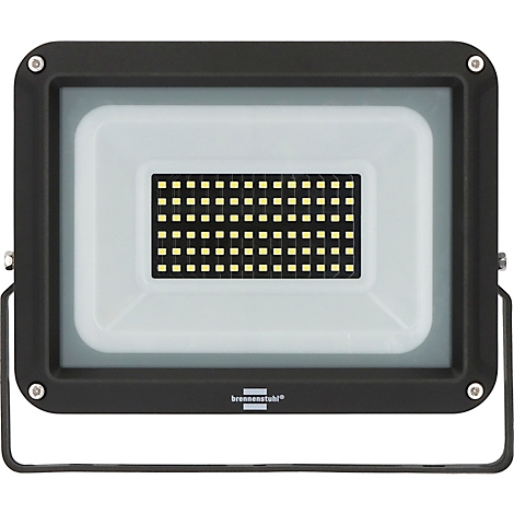 Zwarte LED-schijnwerper met een vierkant lichtveld en beugel.