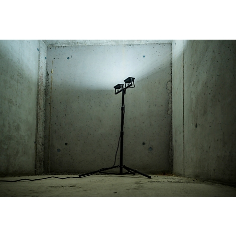 Nahaufnahme von schwarzem Stativbein mit Kabeln. Der Fuß ist auf einem Stativ befestigt.