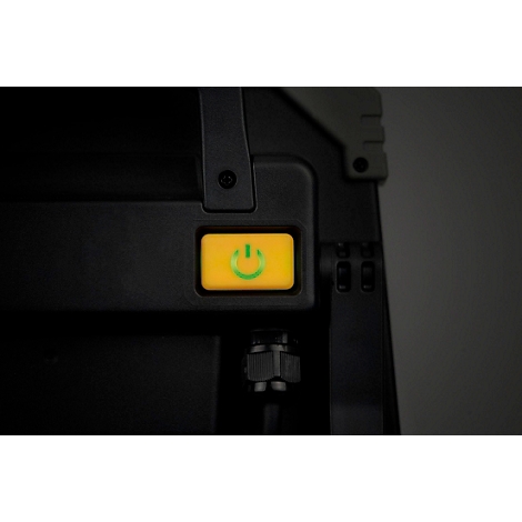 Rode cirkel met hamer symbool en tekst 'IK08'.
