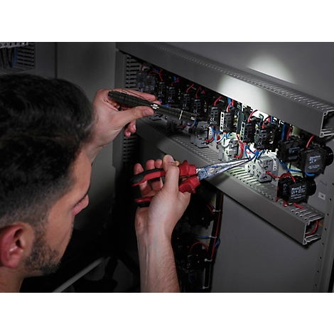 Een zwarte zaklamp met clip, de inscriptie 'brennenstuhl' en de aanduiding 'TL 210 F'.