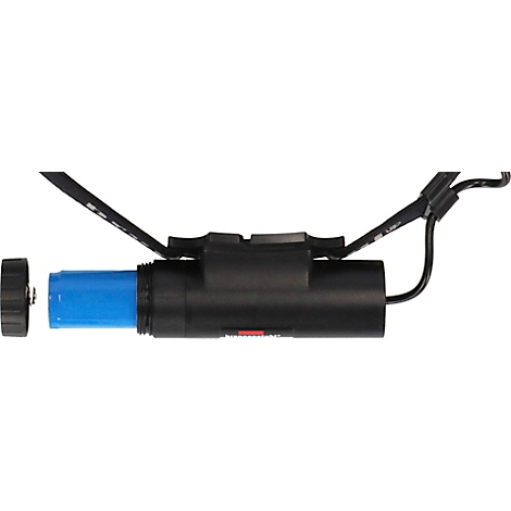 Gros plan d'un phare noir avec la batterie bleue en cours de retrait. Bandeau noir.