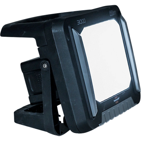 Projecteur de chantier LED noir avec surface blanche éclairée, étiqueté 3000. Le projecteur est légèrement incliné, installé.