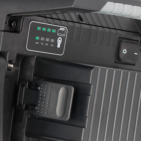 Close-up van een zwart apparaat met een batterij-indicator en een aan/uit-schakelaar.