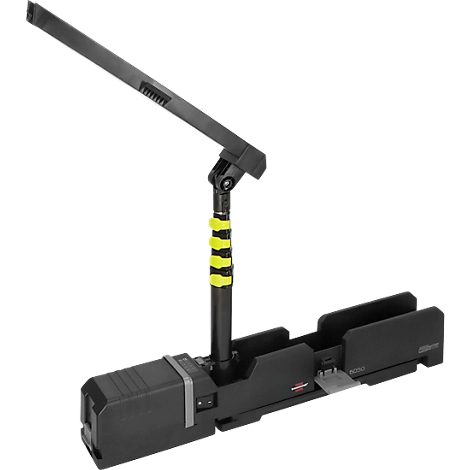 Scie noire avec des accents jaunes et une perche extensible.