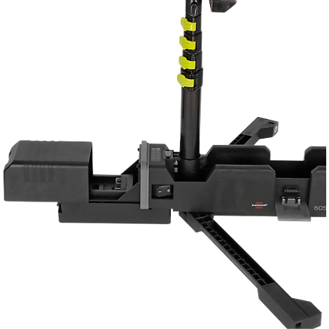 Produit noir avec des accents jaunes, trépied pour appareil photo. Plan détaillé de l'angle et du mécanisme.