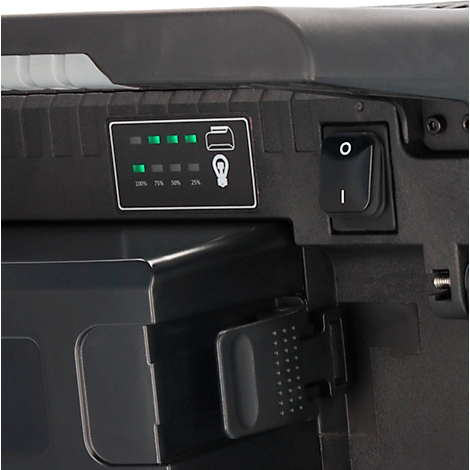 Close-up van een apparaatconsole met aan/uit-schakelaar en batterij-indicator.