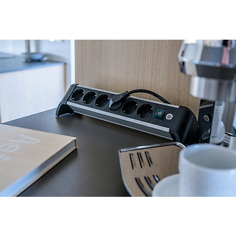 Une multiprise avec un interrupteur sur une table.