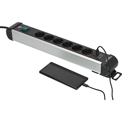 Multiprise avec six prises, chargeant un smartphone.