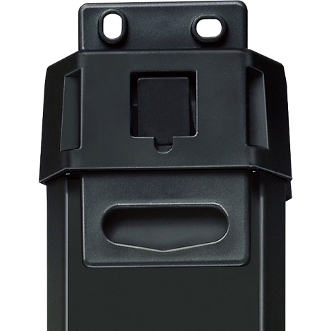 Detailopname van een zwarte plastic component met een ovaal handvat, twee gaten en een vierkant element.