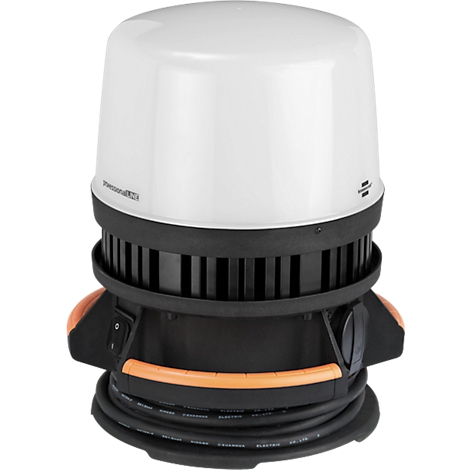 Een draagbare LED-bouwlamp, witte lampenkap, zwarte en oranje behuizing, stroomkabel. Opschrift: "Professional LED".