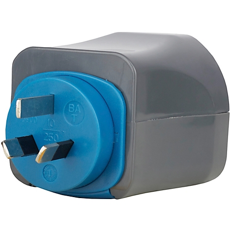 Reiseadapter-Set mit verschiedenen Steckertypen. Aufgeführt sind Typ F und weitere Stecker für 150 Länder.