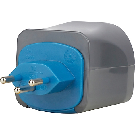 Grauer Reiseadapter mit blauem Steckerteil; drei Kontaktstifte, Aufdrucke.