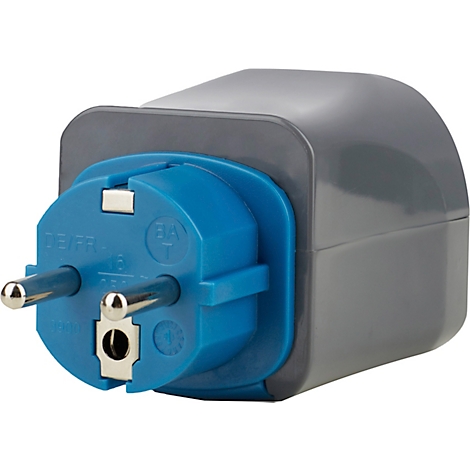 Grijze reisadapter met blauwe stekker. Twee ronde metalen pinnen steken uit het blauwe deel, waarop "SEV-FR" staat.
