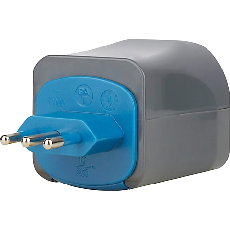 Grijze reisadapter met blauw stekkerdeel. Drie metalen pinnen steken uit, symbolen afgebeeld.