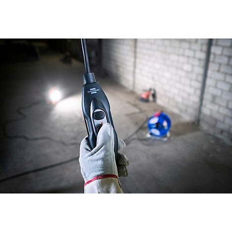 Rotes rundes Schild mit weißem Text: DGUV-I 203-006 K2.