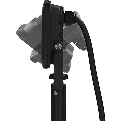 Projecteur LED noir, vue latérale. Le projecteur est fixé à un support et la lumière peut être réglée à différents angles.