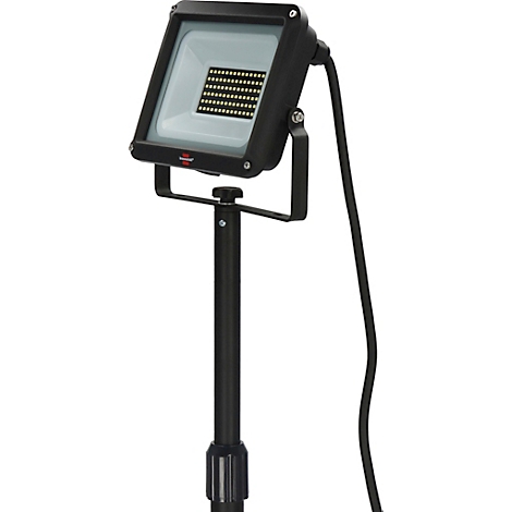 Schwarzer LED-Fluter auf Stange mit Kabel. Der Fluter hat ein quadratisches Design mit vielen kleinen Lichtern im Inneren.