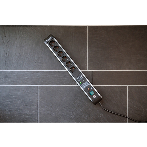 Mehrfachstecker mit sieben Steckdosen, silber-schwarz, Stecker ist im rechten Winkel abgebildet.