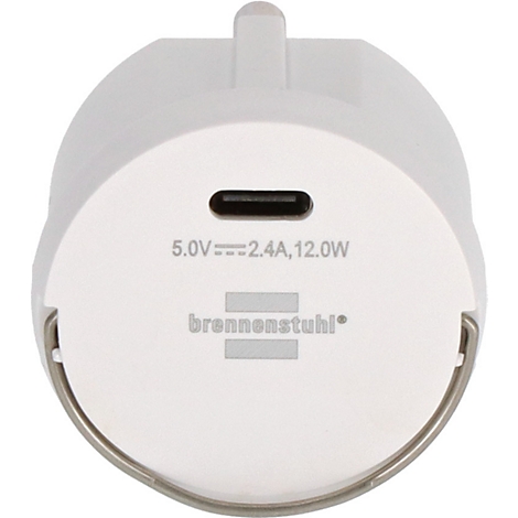 Een witte USB-C-adapter. Er is een USB-C-poort aan de bovenkant, daaronder staat "5.0V==2.4A, 12.0W". De merknaam "brennenstuhl" is ook gedrukt.