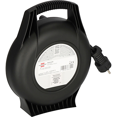 Schwarze Kabeltrommel mit Tragegriff und Stecker. Aufkleber mit Produktinformationen.