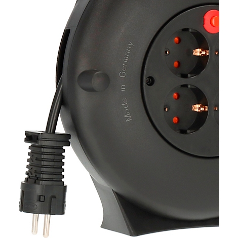 Detailaufnahme einer schwarzen Kabeltrommel mit Stecker und Steckdosen. Aufschrift 'Made in Germany'.