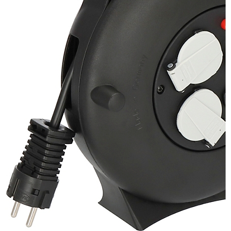 Schwarze Kabeltrommel mit Griff und Stecker. Aufkleber mit Produktinformationen.