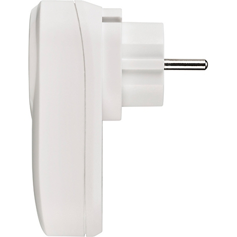 Close-up van een witte adapter met stekker die in een stopcontact kan worden gestoken.