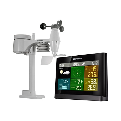 Digitale Wetterstation mit Außensensor und schwarzem Display vor weißem Hintergrund.
