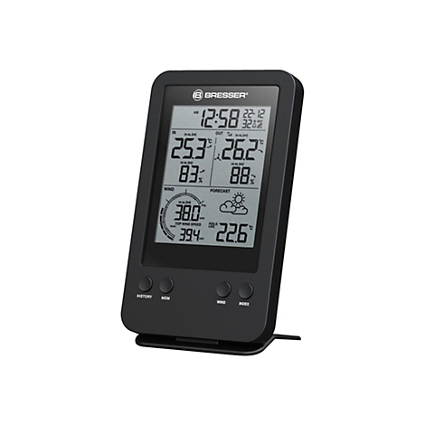 Schwarze Bresser Wetterstation mit Display, zeigt Zeit, Innen- und Außentemperatur, Luftfeuchtigkeit und Winddaten.