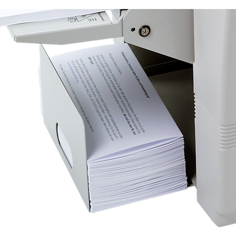 Nahaufnahme eines Druckers mit Papierausgabefach, gefüllt mit gedruckten Dokumenten.