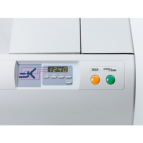 Nahaufnahme einer weißen Maschine mit Display und Knöpfen. Auf dem Display: 1240. Darunter zwei Knöpfe: Orange TEST, grün START/STOP.