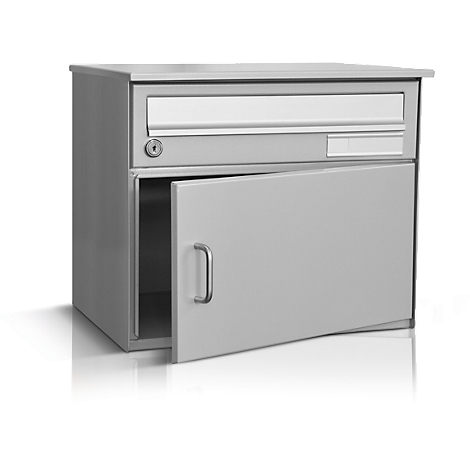 Grauer Briefkasten, dessen untere Tür geöffnet ist, so dass man ins Innere blicken kann.