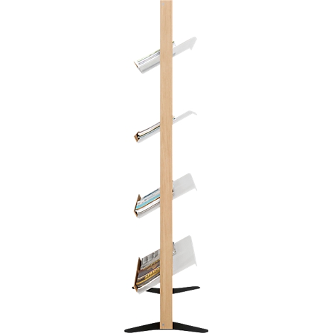 Een krantenstandaard met meerdere niveaus, met een houten frame en witte planken. Er liggen kranten en tijdschriften op de planken.