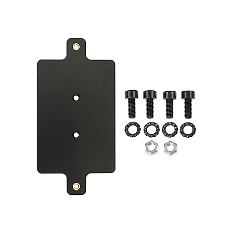 Schwarze Metallplatte mit Schrauben, Unterlegscheiben und Muttern auf weißem Hintergrund.